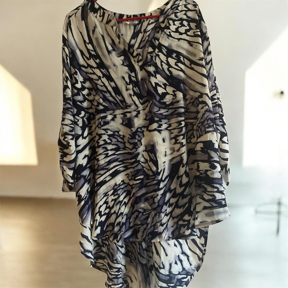 Abstract Patterned Women's Top - Picture 3 of 4